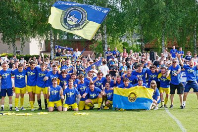 Die SG Traktor Neukirchen jubelt mit ihren zahlreichen Anhängern über den 3:1-Erfolg im Kreispokalfinale gegen den SV Waldenburg.