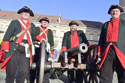 Die Reichenbacher Schützen waren beim dritten Kanonendonner auf Schloss Voigtsberg dabei. Im Bild: Marion und Frank Krause, Thomas Olma und Mike Müller (von links).