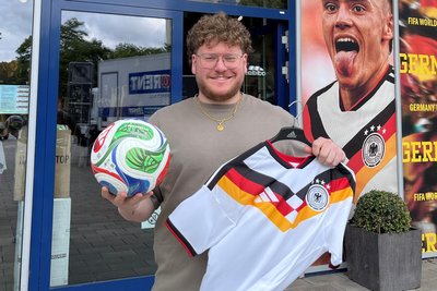 Leon Oster verkauft bei 11teamsports gleichermaßen Heim- und Auswärtstrikots.