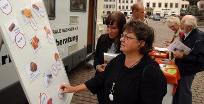 
              <p class="artikelinhalt">Monika Baldauf (r.) schätzte den Fettgehalt von Lebensmitteln. Praktikantin Sabine Uschner gab ihr Tipps. Am Freitag erwartet die Verbraucherzentrale von 9 bis 13 Uhr in Flöha auf dem Markt Neugierige.</p>
            