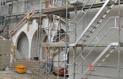 Das historische Herderhaus erweist sich als schwerer Brocken. Die Freitreppe im Hof wurde aufwendig hergerichtet. 