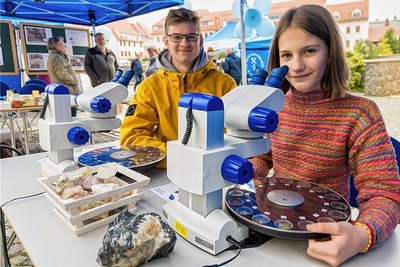Mit einem Festprogramm haben das Krüger- und das Silbermannhaus am Samstag ihr 10- beziehungsweise 5-jähriges Bestehen gefeiert. Neben Vorträgen, Schnupperführungen und Erläuterungen zur Entwicklung und zum Konzept der Mineralogischen Sammlung Deutschlands im Krügerhaus, gab es im Hof ein buntes Mitmachprogramm für die Besucher. Diese konnten Bastelangebote und Experimente rund um das Thema Minerale, Bergbau und Welterbe nutzen. Arvid Grabow, Student der Fachrichtung Geologie/ Mineralogie an der TU Bergakademie, gab Besuchern, wie im Foto Fanny Schwarz aus Chemnitz, Hilfestellung beim Entdecken des Detailreichtums verschiedener Diamanten und Minerale durch ein Mikroskop.faso 