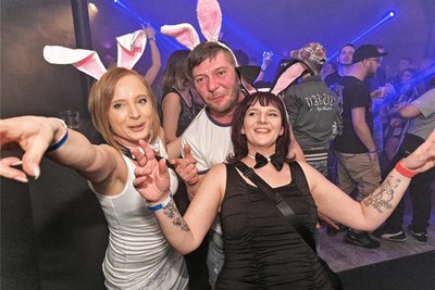 Haben bei der Oster-Party im Nexus mit gefeiert (v.li.) Lydia Becher, Christian Schönrock und Nicole Burkhardt.