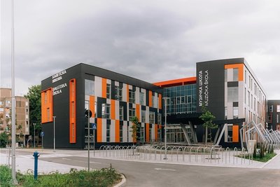 Blick auf die modern gehaltene Ballett- und Musikschule sowie Konzerthalle der Stadt. 