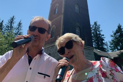 Das Duo Manuela und Jens Ebert von den Wernesgrüner Blasmusikanten sorgte zur Geburtstagsparty auf dem Kuhberg für kurzweilige Unterhaltung.