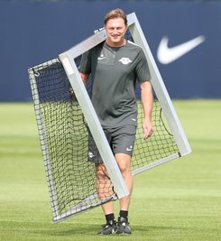RB-Trainer Ralph Hasenhüttl zeigte sich beim ersten öffentlichen Training gut gelaunt - auch wenn er nicht alle Leistungsträger im Trainingszentrum am Cottaweg begrüßen konnte.