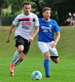 Seltenes Bild: Die Großhartmannsdorfer um Daniel Leistner (r.) liefen Gastgeber Motor Brand-Erbisdorf (hier mit Georg Auerswald) einmal hinterher. Über weite Strecken der Partie war es andersherum. 