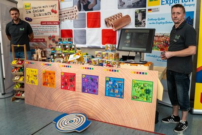 Mit dabei in der Silberlandhalle war auch das Team des Unternehmens Erzi aus Grünhainichen. Es warb für den Berufs des Holzspielzeugmachers, der deutschlandweit nur im Erzgebirge ausgebildet wird.