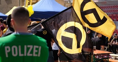 Die Flaggen, fotografiert bei einer Demonstration vor zwei Jahren in Halle, zeigen Logo und Farben der Identitären Bewegung. 