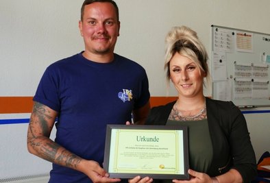 Sarah Schütze und Denny Stephan freuen sich über die offizielle Anerkennung ihrer Bemühungen um gute Arbeitsbedingungen in der Pflege.
