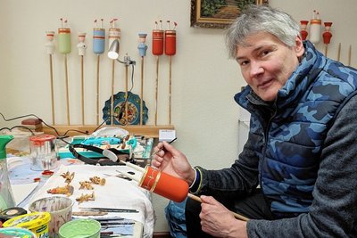 Kunstmaler Dirk Wunderlich verziert die nach historischem Vorbild heute wieder gefertigten Engel.