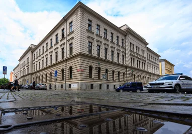 Eine Auslieferung erfolgt erst, wenn eine Gerichtsentscheidung rechtskräftig wird.