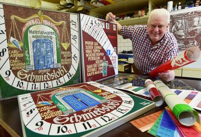 In seiner Werkstatt berechnet, entwirft, baut und restauriert Peter Domschke Sonnenuhren. Bei der Restauration geht er völlig neue Wege: Was seine Vorgänger einst mit Pinsel und Farbe geschaffen haben, macht der Grafiker heute mittels Computer und Folien auf Jahrzehnte hin haltbar.