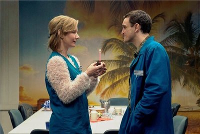 Zwischen den Großmarkt-Mitarbeitern Marion (Sandra Hüller) und Christian (Franz Rogowski), den Haupthelden von Thomas Stubers neuem Spielfilm "In den Gängen", entwickelt sich etwas. 