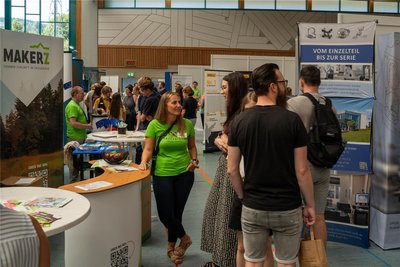 Etwa 3000 Besucherinnen und Besucher haben sich am Samstag bei der ersten von vier Ausbildungsmessen in Erzgebirgskreis in diesem Herbst und Ausbildungs- und Studienmöglichkeiten in der Region informiert. Sie werden federführend organisiert von der Wirtschaftsförderung Erzgebirge.