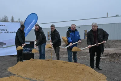 Erster Spatenstich bei der Firma Kannegiesser für die neue Halle mit Jörg Rudolph vom Heizungs- und Sanitärservice Bernsbach, Lutz Eismann, Geschäftsführer der Firma ISH, Andy Groß, Geschäftsführer der Kannegiesser Aue GmbH, Uwe Röckert, Geschäftsführer der gleichnamigen Baufirma und Oberbürgermeister Heinrich Kohl (v. l.).