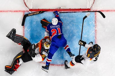 NHL-Torhüter Philipp Grubauer stand auch gegen die USA im Mittelpunkt.