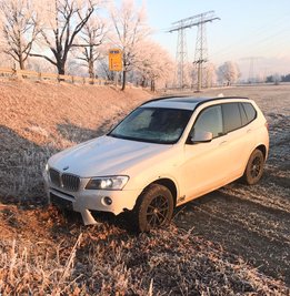 Beschädigter BMW X3 auf einem Feld.
