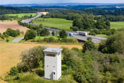 Die erste Etappe startet am Samstag bereits gegen 4 Uhr im oberfränkischen Regnitzlosau und führt im sächsischen Teil des Vogtlandes unter anderem vorbei am ehemaligen Grenzturm bei Heinersgrün (im Bild). 