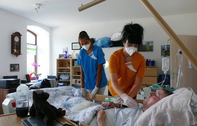 Während ihr Praktikantin Linda Stadelmeyer an ihrem ersten Tag über die Schulter schaut, kümmert sich die stellvertretende Pflegedienstleiterin Franziska Methner um Patient Reinhard Pischel. 