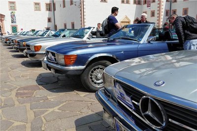 Der Mercedes-Stern prägte am Samstagmittag die Szenerie auf Schloss Augustusburg. Beim 31. Jahrestreffen des Mercedes-Benz R/C 107 SL-Clubs Deutschland in Dresden nahmen 52 Fahrzeuge an einer Ausfahrt ins Erzgebirge teil und machten auf dem Schlosshof Station. 