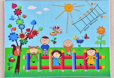 Die Sonnenuhr "Kinderlachen" hat ihren Platz am Kindergarten gefunden, Sohlander Straße 4.