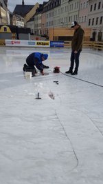 Mitarbeiter der Stadtwerke flicken das gut 30 Zentimeter große Loch in der Eisdecke.