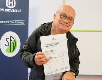 Der Stolz auf seine Auszeichnung ist ihm anzusehen: Heiko Rosenbaum mit der Sepp-Herberger-Urkunde des Deutschen Fußball Bundes. 