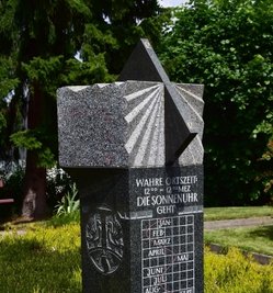 Die Granitsteinuhr steht am Start des Pfades, Sohlander Str. 31.