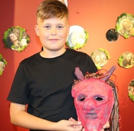 Florin Pitschmann macht beim Ferienkurs im Puppentheater neue Erfahrungen. 