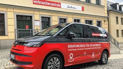 Der Beratungsbus vor der Verbraucherberatungsstelle in Auerbach. Deren Mitarbeiterinnen sind damit in der Region unterwegs. 