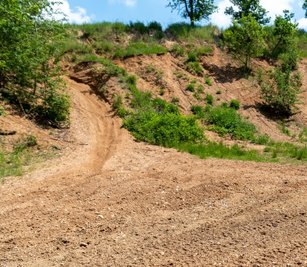 Reifenspuren in der Sandgrube Hartha lassen darauf schließen, dass diese von Geländemotorradfahrern zum Üben benutzt wird. 