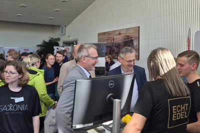 Auch Landrat Sven Krüger (vorn Mitte) stürzte sich in den Messetrubel.