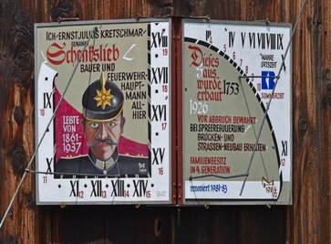 Ein Denkmal für den Feuerwehrhauptmann Ernst Julius Kretschmar an der Sohlander Straße 50.