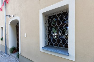 Das Gitter am Fenster stammt aus dem 17. Jahrhundert. Es sicherte damals die Bergbaufunde, die im Haus gelagert wurden.