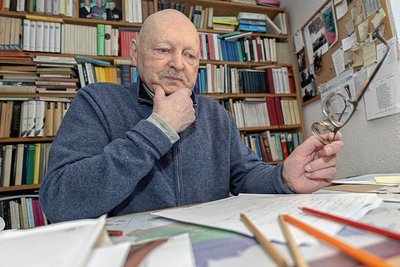 Christian Martin aus Ellefeld ist des Vogtlands einziger Dramatiker: Gesellschaftskritische Themen, dargebracht in verknappter, an Dialekt angelehnter Kunstsprache, sind sein Markenzeichen. Alle seine Bühnenstücke nehmen ihren Anfang auf Papier - ganz "analog" mit Bleistift. 