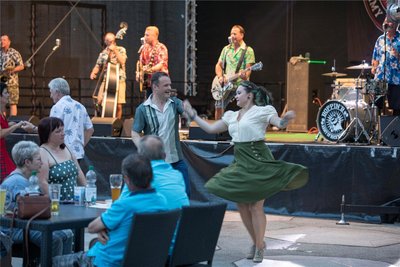 Am Samstagabend war Rock´n Roll angesagt bei den Sommernächten mit der Band Boppin`B und der Show Gruppe Pink Petticoats aus Freiberg. Zum Rock´n Roll hielt es fast keinen auf den Sitzplätzen.