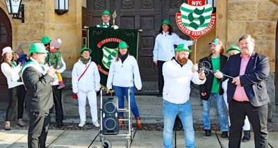 WFC-Chef Jan Pfeiffer übernimmt von Werdaus Stadtoberhaupt Sören Kristensen (rechts) den großen Rathausschlüssel. 