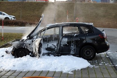 Am Samstagnachmittag mussten sich ein Fahrer und sein Beifahrer aus einem brennenden Seat retten.