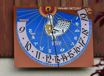 Martin Hölzel, der Sonnenuhrenvater, schuf diese Uhr für sein Wohnhaus an der Sohlander Straße 44.