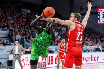 AHER UGUAK: Der Kanadier ist weiterhin der einzige Spieler im Kader der Niners, der seine Leistung konstant abruft. Dass er dabei sehr oft auf sich allein gestellt ist, macht ihm gehörig zu schaffen. Und es nagt an ihm, wie die zwei vergebenen Freiwürfe beim Stand von 80:78 für seine Mannschaft elf Sekunden vor dem Ende zeigen. Zuvor kämpfte er um jeden Ball, schmiss sich in jeden Zweikampf, wollte unbedingt zeigen, dass er die Niners nicht nur als Arbeitgeber, sondern als Herzensangelegenheit sieht. Note: 2.