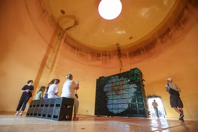 Am „Green Screen“ von Hito Steyerl.