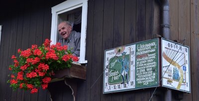 Der 90-jährige Willy Wobst freut sich, wenn Wanderer vor seinem 1753 erbauten Haus am Spreeweg stehen bleiben und die Sonnenuhr bewundern. Deren Aufschrift verrät: "Hier fand der berüchtigte Räuberhauptmann Karaseck, genannt Böhmischer Hansel, bei seinen Raubzügen ins Sächsische amouröse Unterkunft. Er starb 1809 nach Fron und Festungshaft in Dresden im Alter von 44 Jahren."