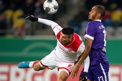 Düsseldorfs Alfredo Morales und Aues Louis Samsons kämpfen um den Ball. 