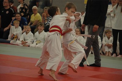 Malte Dohrmann (r.) von der HSG Mittweida nahm es ebenfalls schon mit einigen Gegnern in der Kinderliga auf. Die Mittweidaer schickten eine sehr junge Mannschaft in die Wettkämpfe.