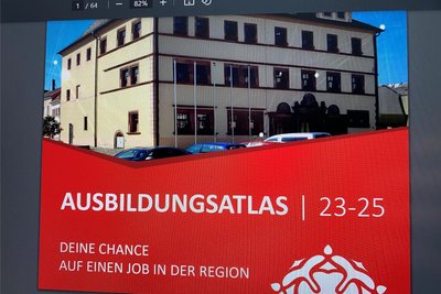 Unter anderem der Ausbildungsatlas der Stadt Penig gibt einen Überblick, welche Betriebe Ferienarbeit anbieten. Er findet sich im Internet.