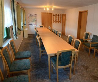 Der Saal im Haus des Gastes von Muldenberg soll zu einem Raum umgebaut und entsprechend ausgestattet werden, der von den Einwohnern und Vereinen unkompliziert genutzt werden kann. Foto: Joachim Thoß