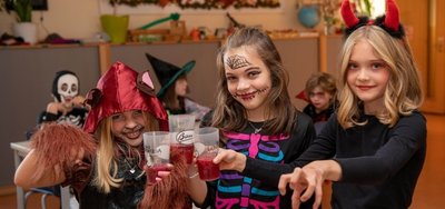 Annika, Lina und Mara (v. l.) hatten viel Spaß bei der Halloweenparty zum Abschluss der Herbstferien.