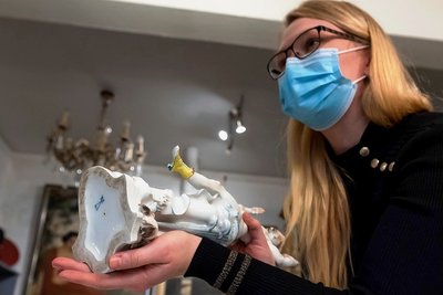 Der prachtvolle "Eros" aus der Porzellanmanufaktur Meißen: Tessa Kliemann zeigt die zwei gekreuzten Schwerter mit einem Punkt dazwischen. Sie verweisen auf die Zeit um 1930.