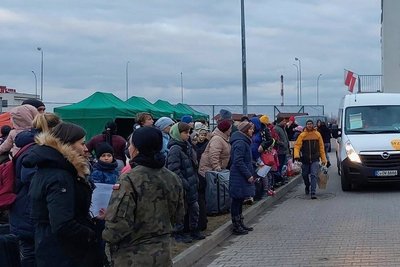 Geflüchtete aus der Ukraine und ein Transporter des Konvois aus Chemnitz vor der Erstaufnahme der ostpolnischen Stadt Zamosc. 